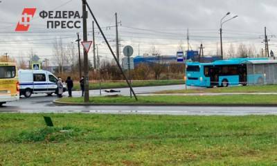 В Петербурге на пешеходном переходе лежит мужчина без признаков жизни: подробности