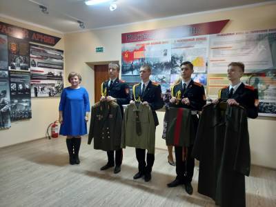 В музей областного кадетского училища передали военную форму генерала-лейтенанта Евгения Микульчика