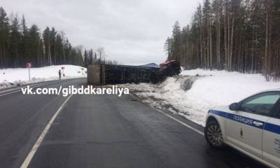 В Карелии грузовик заблокировал движение на трассе