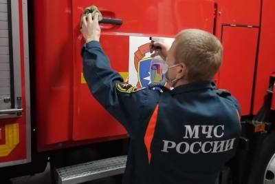 Новгородские спасатели показали, как дезинфицируют машины перед выездом