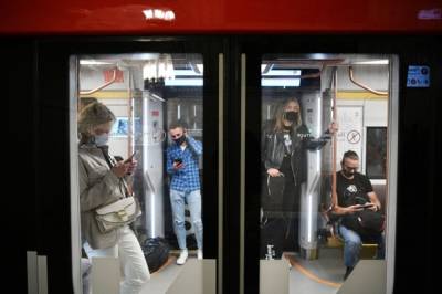 Пассажир московского метро выжил после падения на рельсы