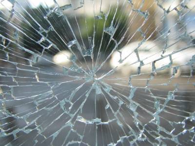 В Петербурге подростки обстреляли маршрутку, водитель ранен