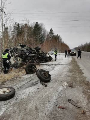 На севере Свердловской области водитель грузовика уснул за рулем и устроил смертельное ДТП