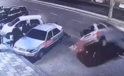 Очередная страшная авария. Водитель "Матиза" не справился с управлением и сбил трех пешеходов на обочине дороги в Ташкенте. Видео