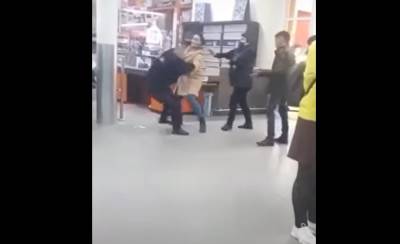 Жестокость на грани фола. Женщина избила охранника супермаркета в Грязях (видео)