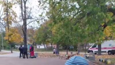 В Одессе на детской площадке нашли тело: видео от очевидцев - politeka.net - Украина - Одесса