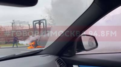 Автомобиль горит в районе Измайлово на съезде с Северо-Восточной хорды