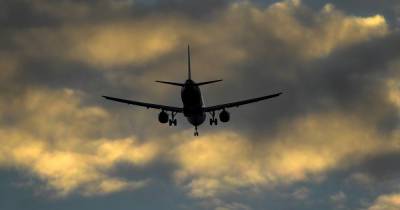 Вылетевший в Москву пассажирский самолет подал сигнал тревоги сразу после взлета