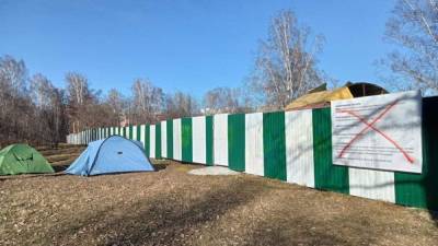 Жители Иркутска разбили лагерь, протестуя против строительства храма