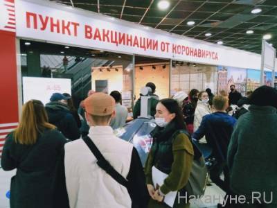 В Екатеринбурге – очереди на вакцинацию, а вакцинированные не могут получить QR-код