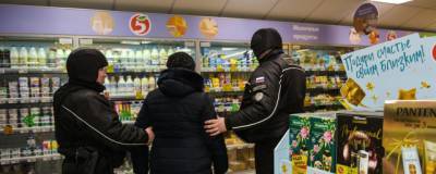 В новосибирских магазинах задержали двух любительниц бесплатного алкоголя