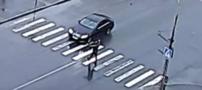 «Чучело на Мерсе»: водитель иномарки чудом не сбил пешехода на «зебре» в Петрозаводске (ВИДЕО)