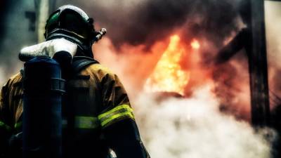 Пожар на рыборазводном заводе тушат в Макаровском районе