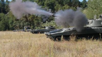 Украинская артиллерия и бронетехника отработали на границе с...