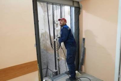 В Серпуховском родильном доме заменили лифты