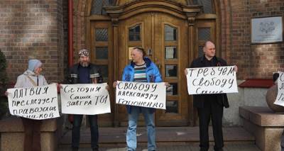 Правозащитник: «Дискриминация русских остается серьезнейшей...