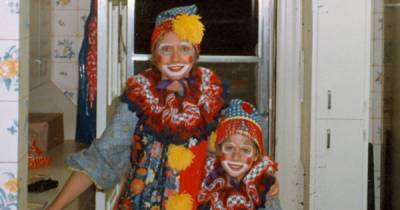 Челси Клинтон показала фото матери в клоунском наряде