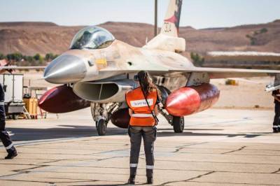 «Долетят до Тегерана и обратно»: Показаны F-16 ВВС Израиля с крупноразмерными подвесными топливными баками