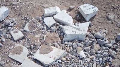В Астраханской области дорогу отремонтировали с помощью надгробий