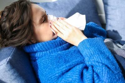 В Минздраве РФ разъяснили, как отличить COVID-19 от гриппа и простуды по первым симптомам