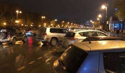 В центре Тюмени у Газпрома автохам на Toyota перекрыл автобусную полосу в час пик