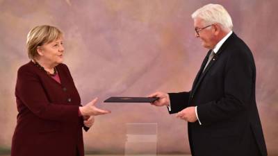 «От имени немецкого народа я вас благодарю»: Штайнмайер официально уволил Меркель