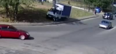Разрушительное ДТП в Одессе, видео: "грузовик вынесло на тротуар и..."