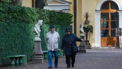 Петербургский парламент утвердил выплаты долгожителям к юбилею