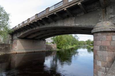 Более года будут ремонтировать Троицкий мост в Пскове