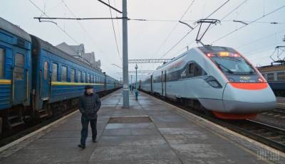 Из-за схода вагонов на Житомирщине 20 поездов по всей Украине могут задерживаться