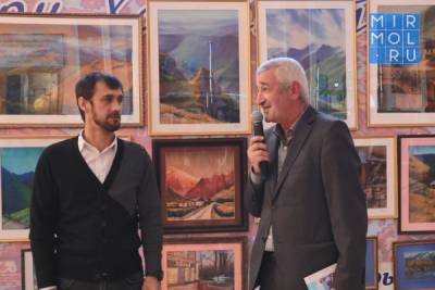 В Хасавюрте открылась выставка картин Шамиля Закариева