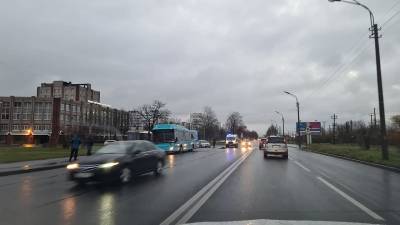 Агрессивный пассажир с ножами и молотком зашел в автобус и умер в Петербурге – фото