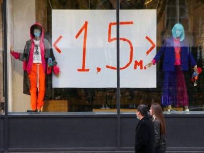 «Народ спятил», «вещи вырывали друг у друга из рук»: перед локдауном в Москве покупатели опустошили дорогие бутики