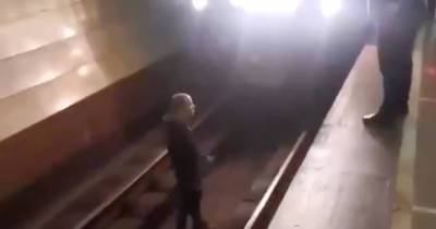 Оказавшийся на путях метро мужчина попал на видео и возмутил россиян