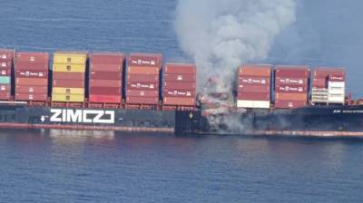 Горящий у берегов Канады контейнеровоз из-за шторма потерял более 100 контейнеров