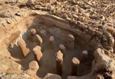 Археологи раскопали древнее здание с загадочными каменными фаллосами