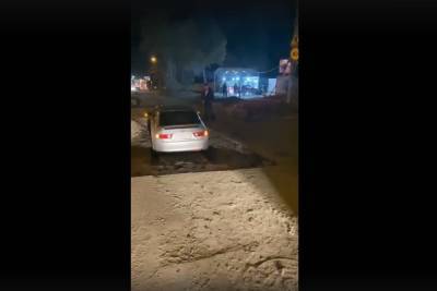 Ночью в Новосибирске автомобиль влетел в яму на месте дорожных работ