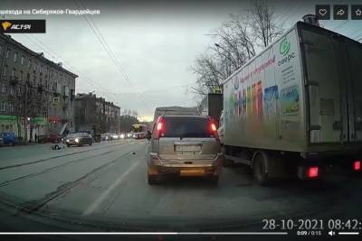Перебегавшую дорогу женщину с ребенком на руках сбил автомобиль в Новосибирске