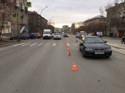 В Новосибирске автомобиль сбил маму с дочерью на пешеходном переходе