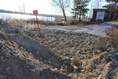 Дамбу на отданный под строительство коттеджей остров под Новосибирском начали сносить