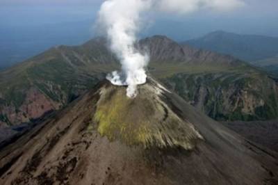 Вулкан Карымский на Камчатке выбросил пепел на высоту до четырёх километров