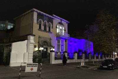 На историческом здании в Саратове сделали кислотно-вырвиглазную подсветку