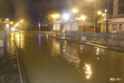 В Екатеринбурге ночью затопило улицу Малышева. Вода до сих пор стоит
