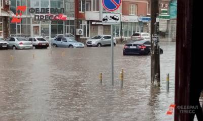 В Екатеринбурге затопило центральную улицу