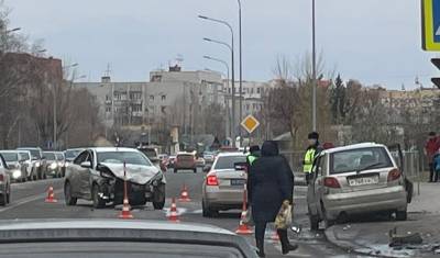 После столкновения автомобилей в Тюмени один из них отбросило на тротуар
