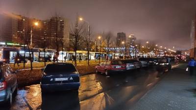 Пробки в Петербурге утром собрали провалившийся асфальт и серия ДТП