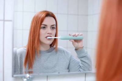 Медики рассказали, сколько минут нужно уделять чистке зубов