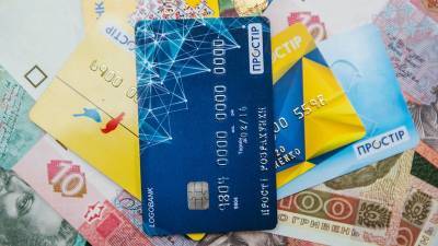 Платежные карты: бесконтактные оплаты выросли наполовину