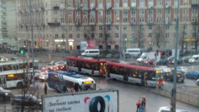 Обрыв проводов остановил движение на Заневской площади