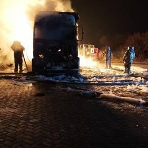 На заправке под Харьковом произошел взрыв: сгорели два грузовика. Видео